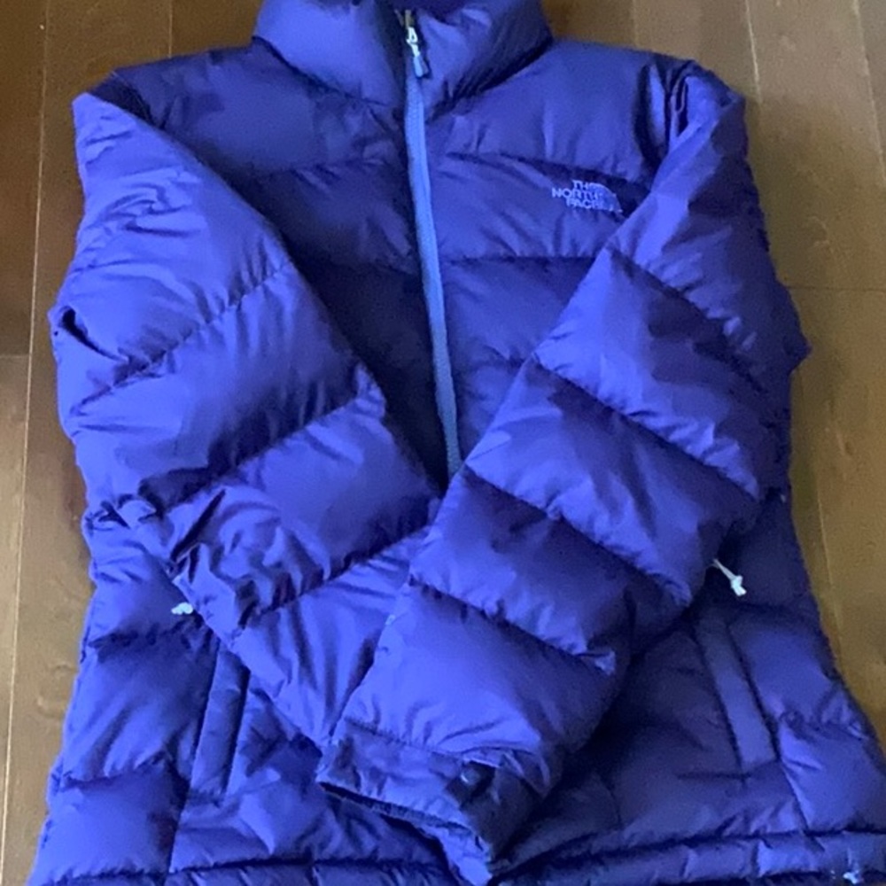 Women’s The North Face goose down jacket in EUC. Size small